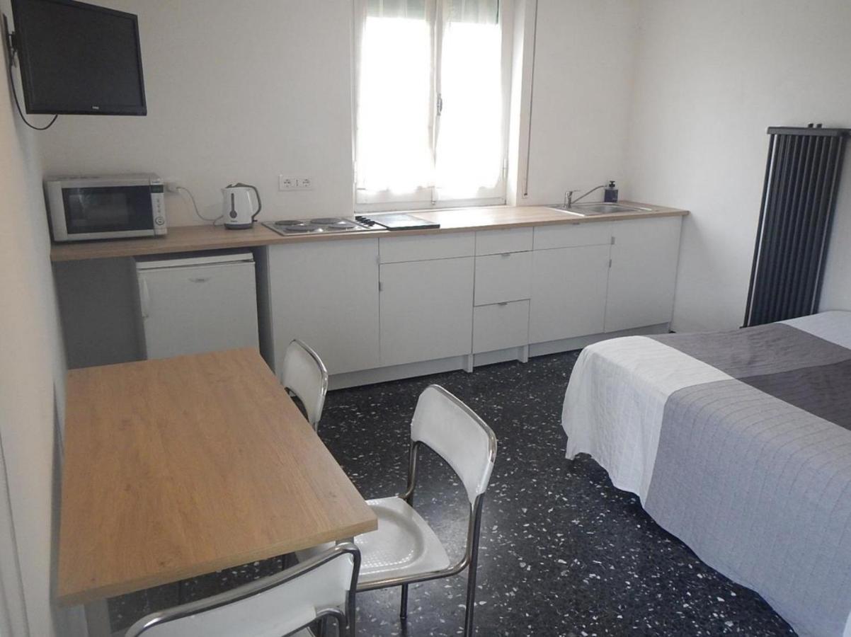 Hotel La Pergola Private Parking Vezzano Ligure Exterior foto