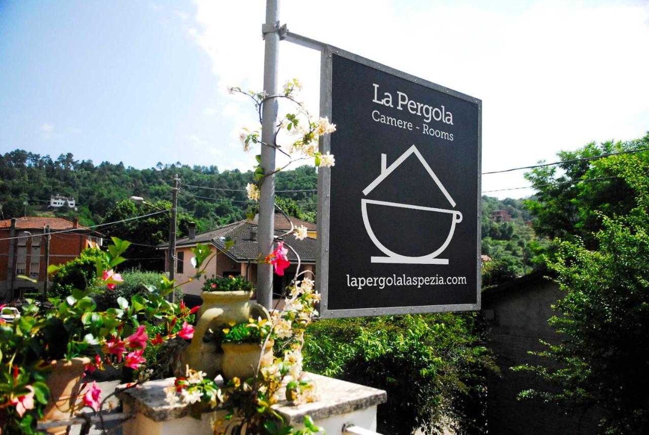 Hotel La Pergola Private Parking Vezzano Ligure Exterior foto